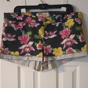 lei Ashley Lowrise Junior's Size 15 Regular Floral Shorts